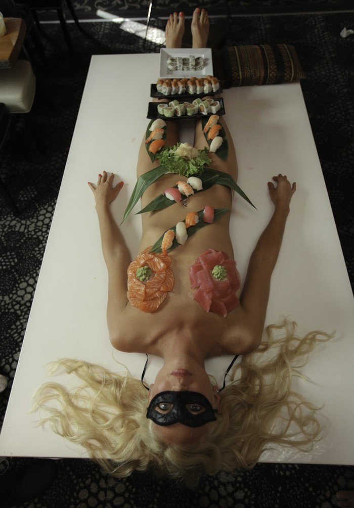 Các món ăn sushi, sasami được bày biện đẹp mắt với nhiều màu sắc trải đều trên cơ thể người mẫu. Lượng thức ăn đủ cho hơn 10 khách ăn